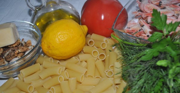 Ингредиенты для спагетти с креветками, помидорами и соусом песто